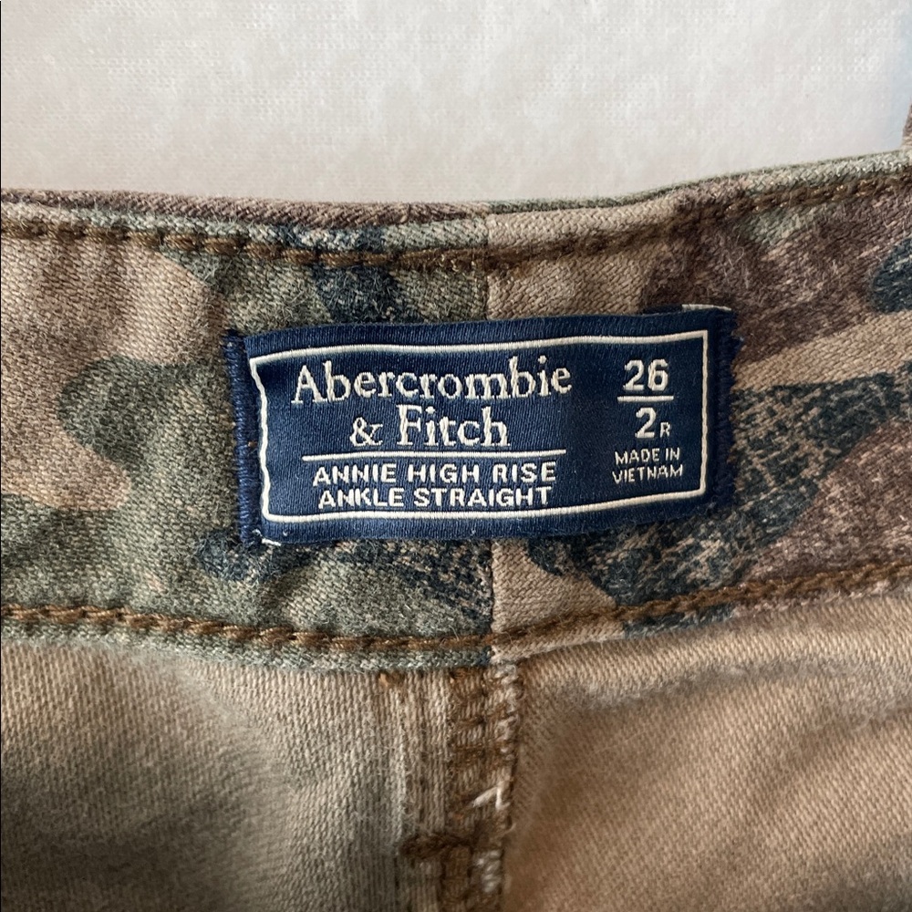 Abercrombie and Fitch Camo Pants with Stripe Size 2
Distressed wash. - Picture 2 of 6